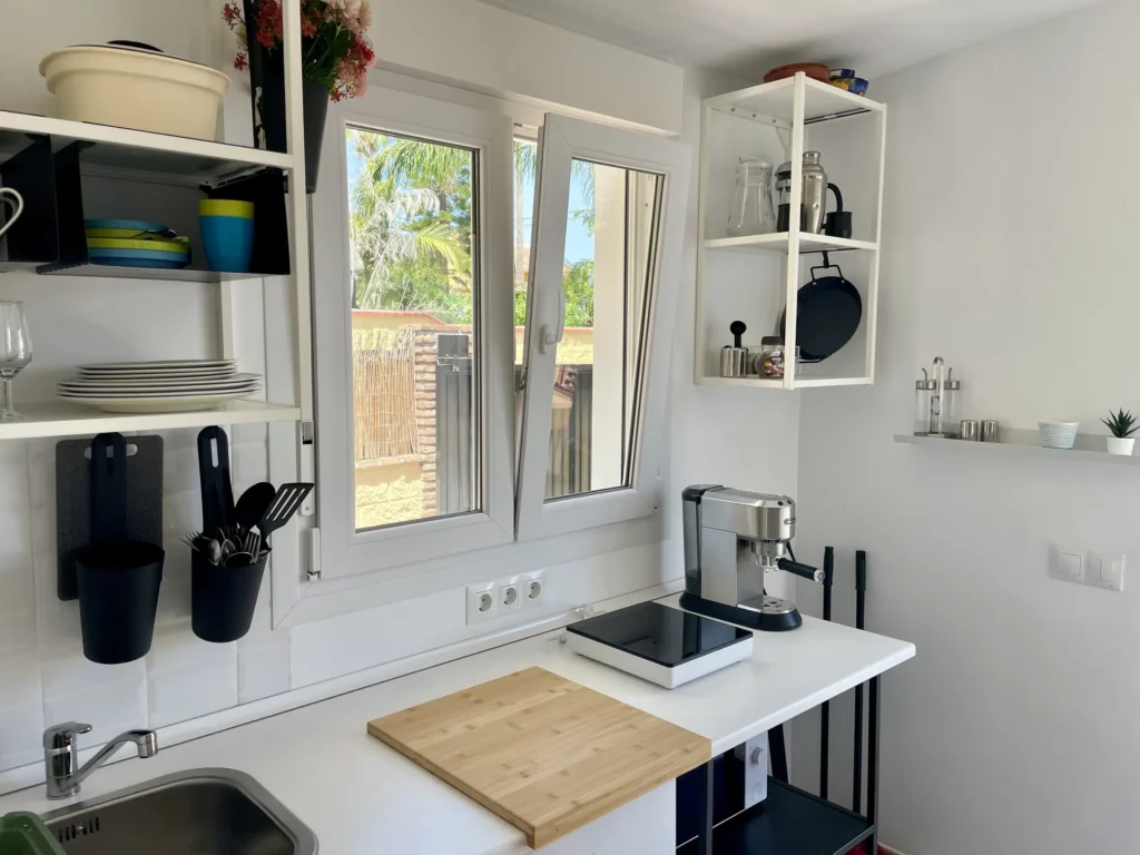 Cocina moderna con ventana amplia.