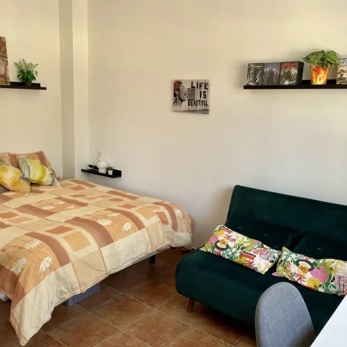 Habitación acogedora y decorada modernamente.