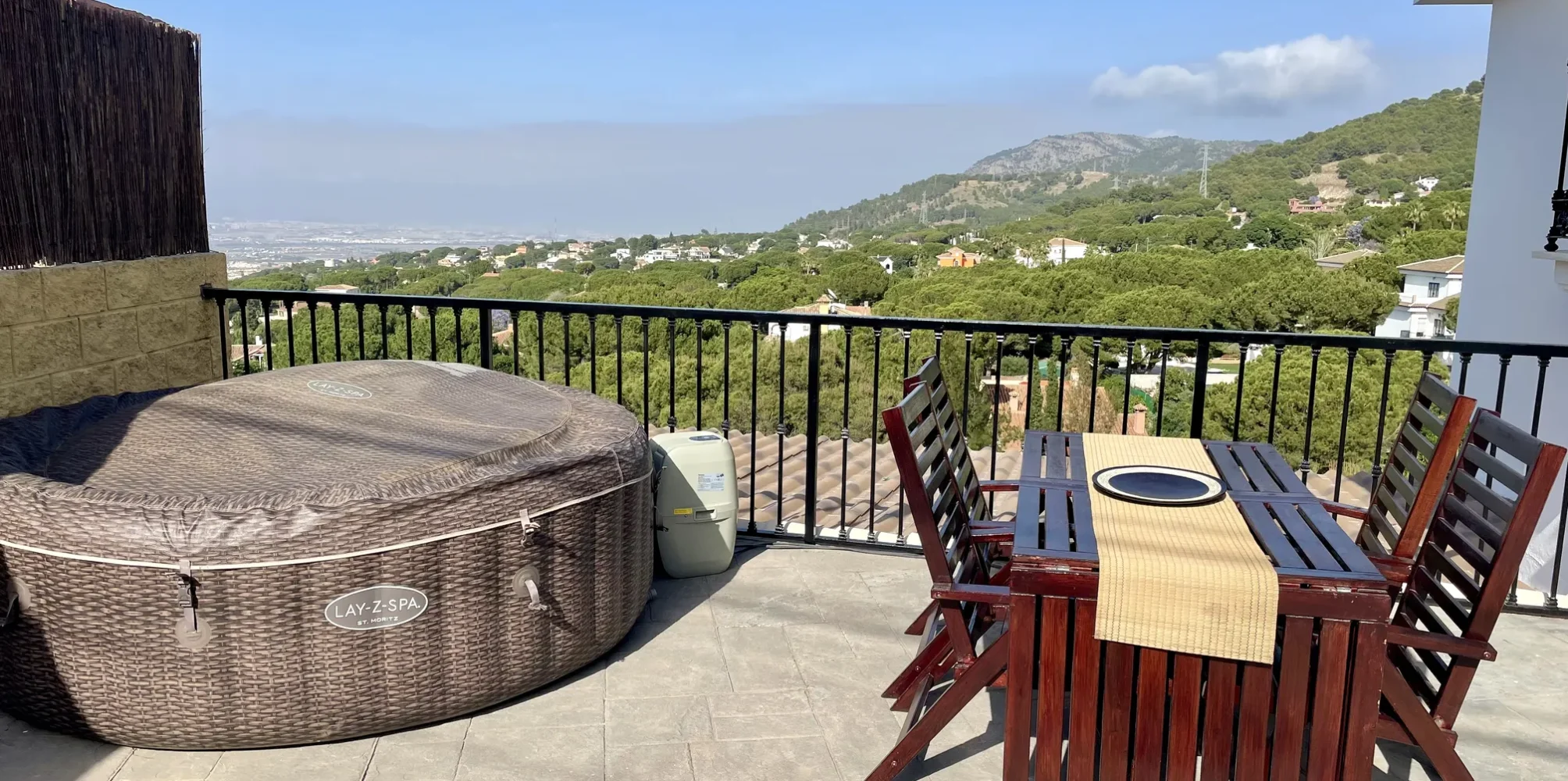 Terraza con jacuzzi y vista.