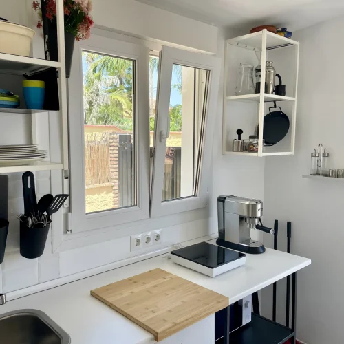 Cocina moderna con ventana amplia.