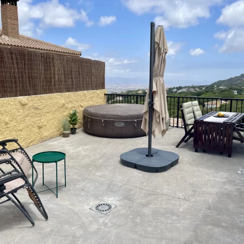 Terraza con jacuzzi y mesa.